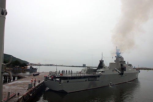 Tàu hộ vệ tên lửa Lý Thái Tổ (HQ-012) rời cảng Đà Nẵng vào chiều 22.6